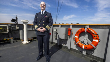 STOCKHOLM, SVERIGE 20250702
Kaptenen Colin Price på USS Mount Whitney, ett amerikanskt kommandofartyg som visas upp i Frihamnen, Stockholm.
Foto: Pär Bäckström / TT / Kod 11900