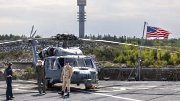 STOCKHOLM, SVERIGE 20250702
Helikopter på USS Mount Whitney, ett amerikanskt kommandofartyg som visas upp i Frihamnen, Stockholm.
Foto: Pär Bäckström / TT / Kod 11900