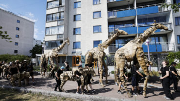 STOCKHOLM, SVERIGE 20250724
Konstprojektet the Herds i Skärholmen.
Foto: Pär Bäckström / TT / Kod 11900