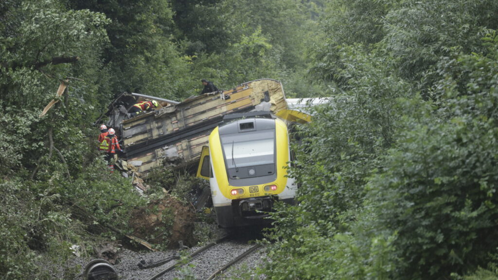 Rescue workers search for passengers in a derailed train, Zwiefaltendorf, Sunday July 27, 2025. (Thomas Warnack/dpa via AP) lbj122
