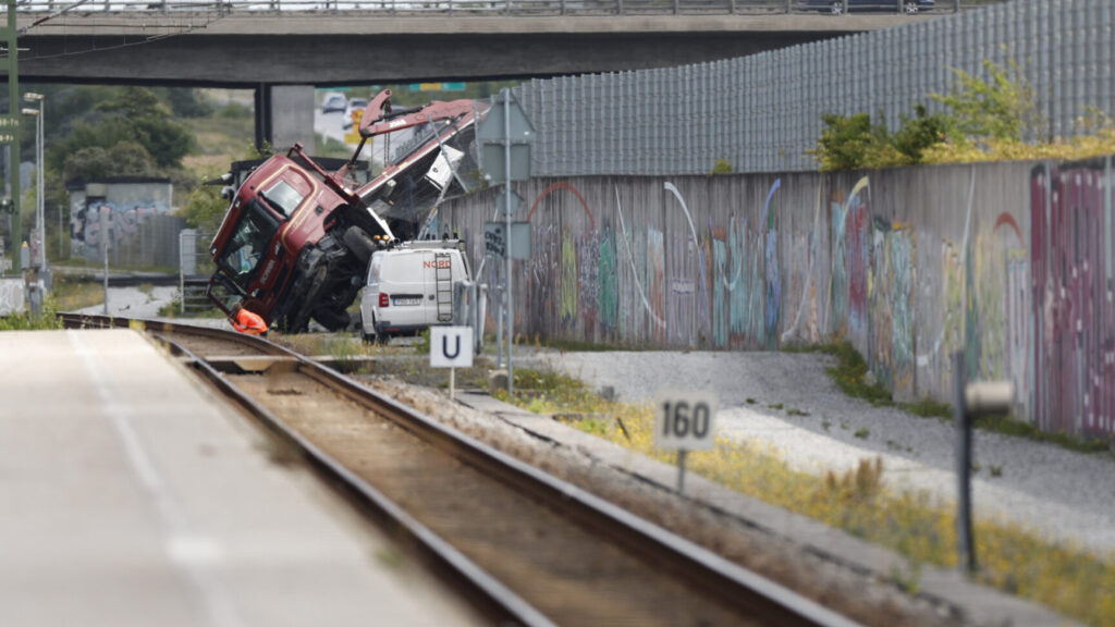 Malmö, SVERIGE 20250730
Hängande lastbil stoppar tågen till Danmark vid Svågertorp, utanför Malmö
Foto: Andreas Hillergren / TT / Kod 10600
