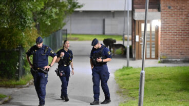 STOCKHOLM, SVERIGE 20250711
Polis på plats i Vårby i Huddinge söder om Stockholm efter att en man skjutits på fredagskvällen. Mannen är förd till sjukhus, skadeläget är oklart. Jakt på gärninspersonerna pågår i flera kommuner i södra Stockholm uppger polisen.
Foto: Anders Wiklund / TT / Kod 10040