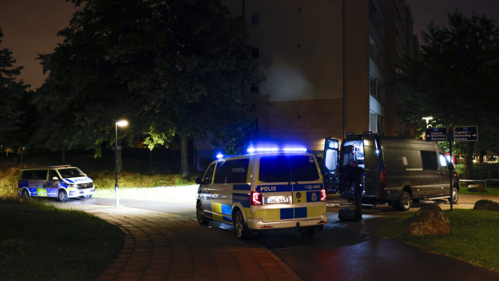 MALMÖ, SVERIGE 20250731
Polisens bombtekniker på plats efter en explosion inträffade i ett flerfamiljshus i Malmö under natten till torsdagen.
Foto: Andreas Hillergren / TT / Kod 10600