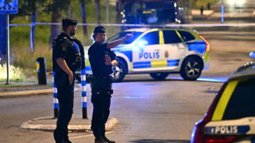 STOCKHOLM, SVERIGE 20250711
Polis på plats i Vårby i Huddinge söder om Stockholm efter att en man skjutits på fredagskvällen. Mannen är förd till sjukhus, skadeläget är oklart. Jakt på gärninspersonerna pågår i flera kommuner i södra Stockholm uppger polisen.
Foto: Anders Wiklund / TT / Kod 10040