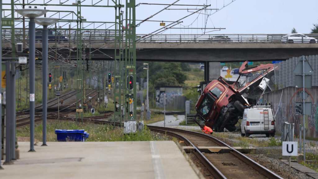Malmö, SVERIGE 20250730
Hängande lastbil stoppar tågen till Danmark vid Svågertorp, utanför Malmö
Foto: Andreas Hillergren / TT / Kod 10600