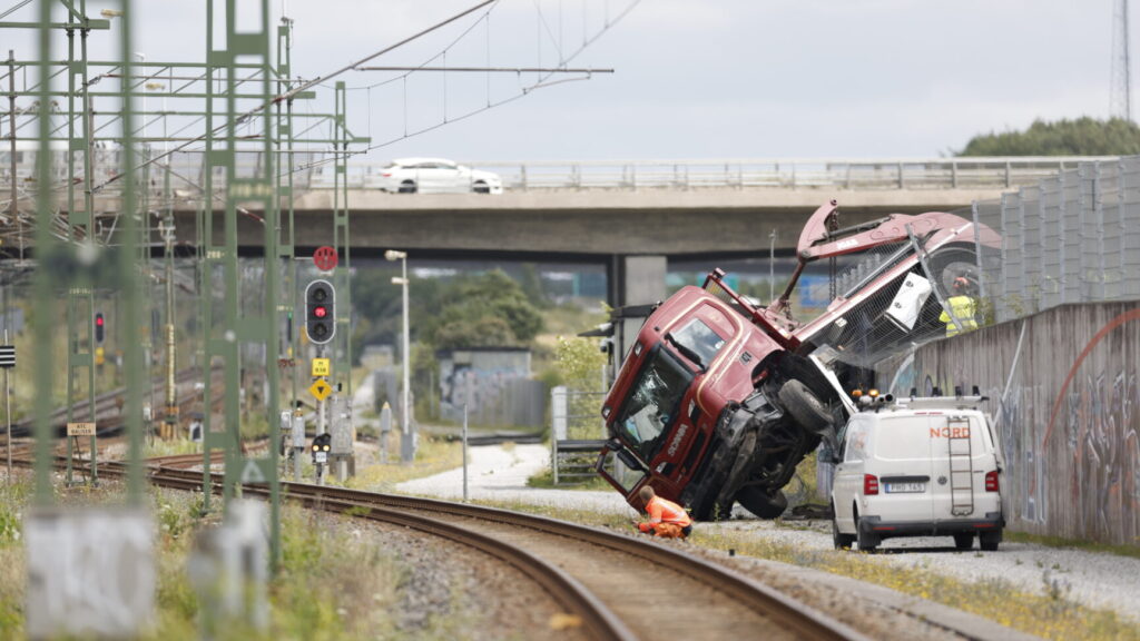 Malmö, SVERIGE 20250730
Hängande lastbil stoppar tågen till Danmark vid Svågertorp, utanför Malmö
Foto: Andreas Hillergren / TT / Kod 10600