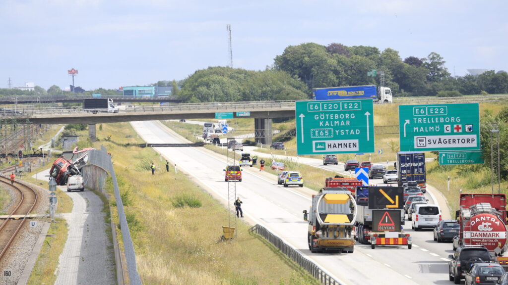 Malmö, SVERIGE 20250730
Hängande lastbil stoppar tågen till Danmark vid Svågertorp, utanför Malmö
Foto: Andreas Hillergren / TT / Kod 10600