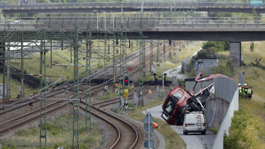 Malmö, SVERIGE 20250730
Hängande lastbil stoppar tågen till Danmark vid Svågertorp, utanför Malmö
Foto: Andreas Hillergren / TT / Kod 10600