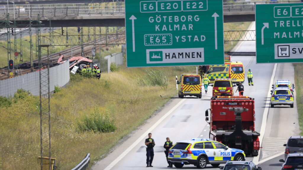 Malmö, SVERIGE 20250730
Hängande lastbil stoppar tågen till Danmark vid Svågertorp, utanför Malmö
Foto: Andreas Hillergren / TT / Kod 10600