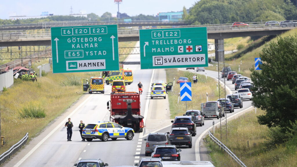 Malmö, SVERIGE 20250730
Hängande lastbil stoppar tågen till Danmark vid Svågertorp, utanför Malmö
Foto: Andreas Hillergren / TT / Kod 10600