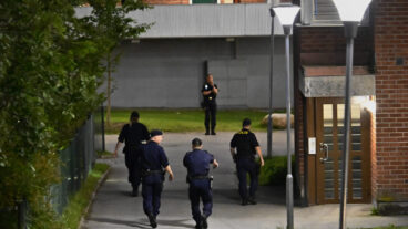 STOCKHOLM, SVERIGE 20250711
Polis på plats i Vårby i Huddinge söder om Stockholm efter att en man skjutits på fredagskvällen. Mannen är förd till sjukhus, skadeläget är oklart. Jakt på gärninspersonerna pågår i flera kommuner i södra Stockholm uppger polisen.
Foto: Anders Wiklund / TT / Kod 10040