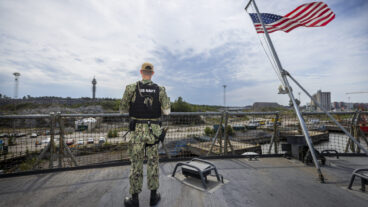 STOCKHOLM, SVERIGE 20250702
Soldat från US Navy på USS Mount Whitney, ett amerikanskt kommandofartyg som visas upp i Frihamnen, Stockholm.
Foto: Pär Bäckström / TT / Kod 11900