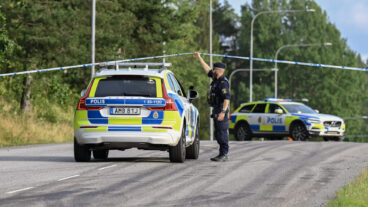 UPPLANDS VÄSBY, SVERIGE 20250807
Polis på plats i Upplands Väsby norr om Stockholm efter att en man påträffats skjuten utomhus på torsdagen. Mannen har förts till sjukhus i ambulans och en stor polisinsats pågår i jakten efter gärningsmän. 
Foto: Fredrik Sandberg / TT / Kod 10080