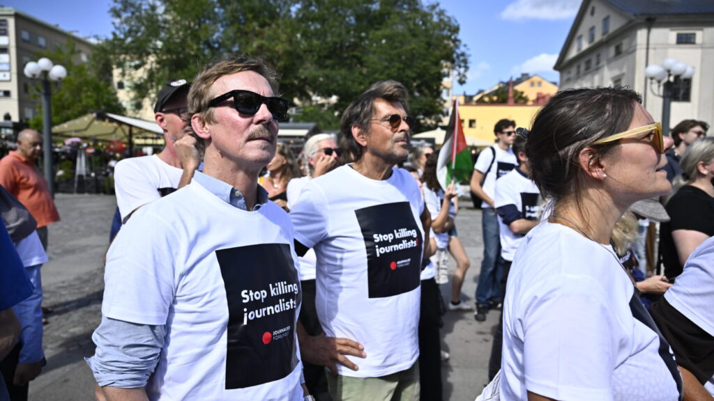 STOCKHOLM, SVERIGE 20250814
Simon Norrthon och Niklas Strömstedt då Journalistförbundet anordnar en manifestation på Medborgarplatsen för att uppmärksamma att minst 181 palestinska journalister och mediearbetare har dödats sedan krigets början.
Foto: Christine Olsson / TT / Kod 10430