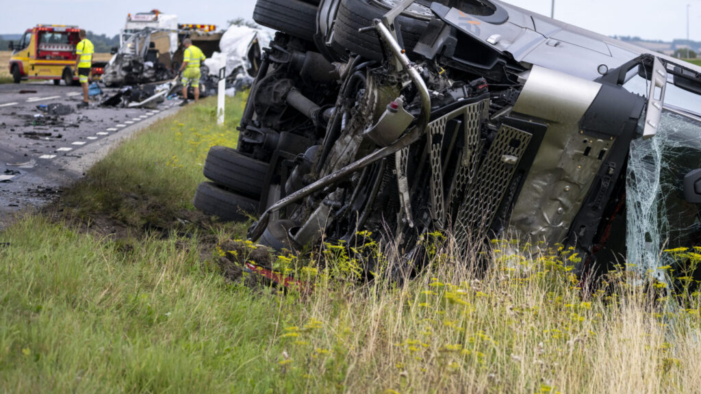 TECKOMATORP 2025-08-12
Bärgare på plats efter en kollision mellan en lastbil och en skåpbil på riksväg 17 i höjd med Teckomatorp på tisdagen.
Foto: Johan Nilsson / TT / Kod 50090