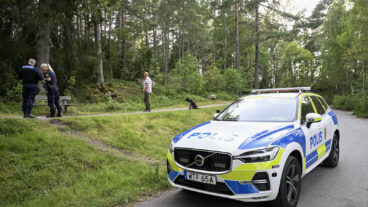 UPPLANDS VÄSBY, SVERIGE 20250807
Polis och polishund söker i skogsområdet Smedby i Upplands Väsby norr om Stockholm efter att en man påträffats skjuten utomhus. Mannen har förts till sjukhus i ambulans och en stor polisinsats pågår i jakten efter gärningsmän. 
Foto: Fredrik Sandberg / TT / Kod 10080