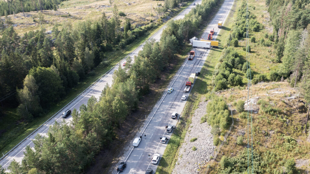 STOCKHOLM 20250814
Två lastbilar har krockat och blockerar E18 Enköpingsvägen vid Upplands Bro nordväst om Stockholm, vilket orsakade långa köer under eftermiddagen innan polisen lyckades tömma vägen på personbilar. Polisen bedömer att vägen kommer vara avstängd fram till 22-tiden.
Foto: Fredrik Sandberg / TT / Kod 10080