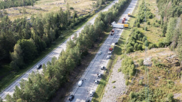 STOCKHOLM 20250814
Två lastbilar har krockat och blockerar E18 Enköpingsvägen vid Upplands Bro nordväst om Stockholm, vilket orsakade långa köer under eftermiddagen innan polisen lyckades tömma vägen på personbilar. Polisen bedömer att vägen kommer vara avstängd fram till 22-tiden.
Foto: Fredrik Sandberg / TT / Kod 10080