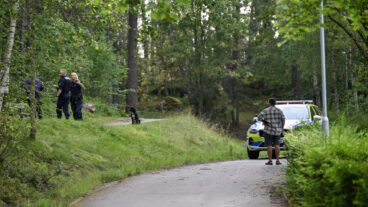 UPPLANDS VÄSBY, SVERIGE 20250807
Polis i skogsområdet Smedby i Upplands Väsby efter att en man påträffats skjuten utomhus. Mannen har förts till sjukhus i ambulans och en stor polisinsats pågår i jakten efter gärningsmän. 
Foto: Fredrik Sandberg / TT / Kod 10080