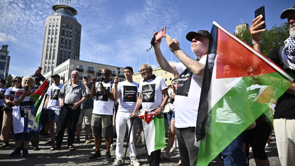 STOCKHOLM, SVERIGE 20250814
Journalistförbundet anordnar en manifestation på Medborgarplatsen för att uppmärksamma att minst 181 palestinska journalister och mediearbetare har dödats sedan krigets början.
Foto: Christine Olsson / TT / Kod 10430