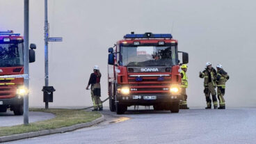 HULTSFRED 20250804
En kvinna i 40-årsåldern omkom i en kraftig brand i Hultsfred på måndagen. Branden i flerfamiljshuset bröt ut vid 13-tiden och VMA – viktigt meddelande till allmänheten – utfärdades i omgångar.
Foto: Rasmus Blåljusfoto / TT / kod 200