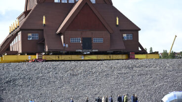 KIRUNA, SVERIGE 20250820
Kung Carl Gustaf tillsammans med  Lotta Finstorp, landshövding i Norrbottens län, på väg upp till Kiruna kyrka när den närmar sig plattformen där den skall placeras, efter att ha flyttas fem kilometer från sin gamla plats till nya Kiruna centrum.
Foto: Fredrik Sandberg / TT / Kod 10080