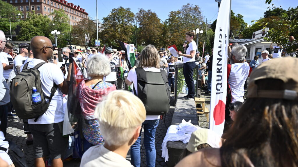 STOCKHOLM, SVERIGE 20250814
Journalistförbundets ordförande Ulrika Hyllert talar då förbundet anordnar en manifestation på Medborgarplatsen för att uppmärksamma att minst 181 palestinska journalister och mediearbetare har dödats sedan krigets början.
Foto: Christine Olsson / TT / Kod 10430