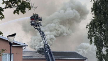 HULTSFRED 20250804
En kvinna i 40-årsåldern omkom i en kraftig brand i Hultsfred på måndagen. Branden i flerfamiljshuset bröt ut vid 13-tiden och VMA – viktigt meddelande till allmänheten – utfärdades i omgångar.
Foto: Rasmus Blåljusfoto / TT / kod 200