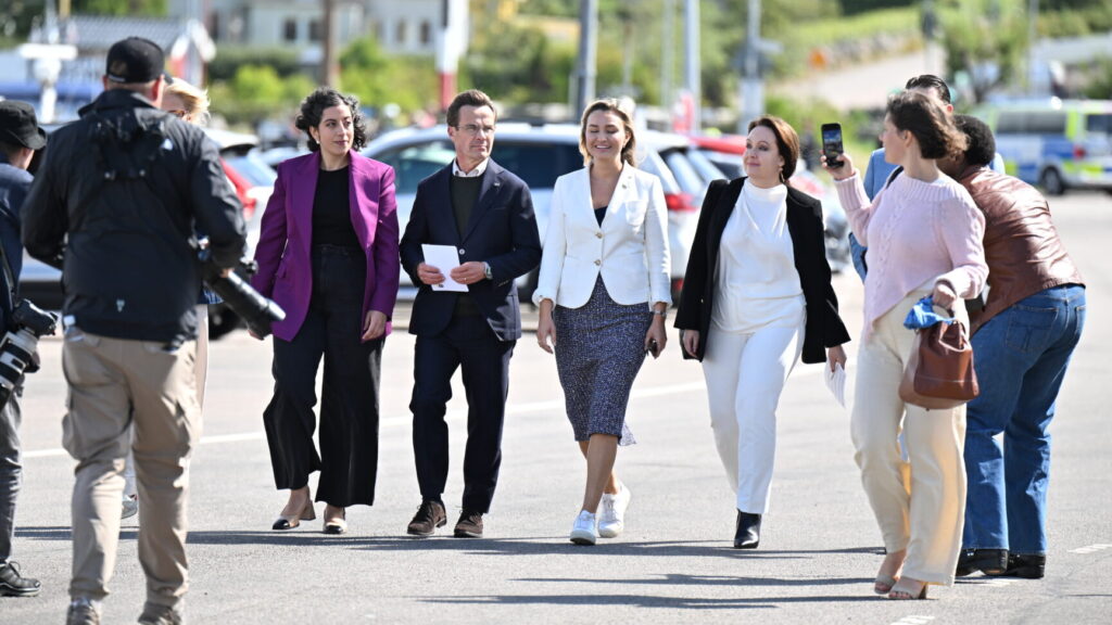 VARBERG, SVERIGE 20250821
Statsminister Ulf Kristersson (M), energi- och näringsminister Ebba Busch (KD), utbildnings- och integrationsminister Simona Mohamsson (L), finansminister Elisabeth Svantesson (SD) och Jimmie Åkesson (SD) under en pressträff med anledning av Vattenfalls besked. Medverkar gör även Vattenfalls vd och koncernchef Anna Borg. Pressträffen sker i Bua hamn med Ringhals kärnkraftverk i bakgrunden.
Foto: Hanna Brunlöf / TT / Kod 9200