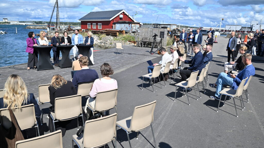 VARBERG, SVERIGE 20250821
Statsminister Ulf Kristersson (M), energi- och näringsminister Ebba Busch (KD), utbildnings- och integrationsminister Simona Mohamsson (L), finansminister Elisabeth Svantesson (SD) och Jimmie Åkesson (SD) under en pressträff med anledning av Vattenfalls besked. Medverkar gör även Vattenfalls vd och koncernchef Anna Borg. Pressträffen sker i Bua hamn med Ringhals kärnkraftverk i bakgrunden.
Foto: Hanna Brunlöf / TT / Kod 9200