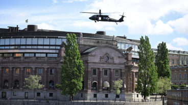 STOCKHOLM, SVERIGE 20250806
Försvarsmakten och polisen under en gemensam övning med helikopter i Stockholm under onsdagen. På bilden syns Helikopter 16 (Blackhawk UH-60M).
Foto: Magnus Lejhall / TT / Kod 10658
