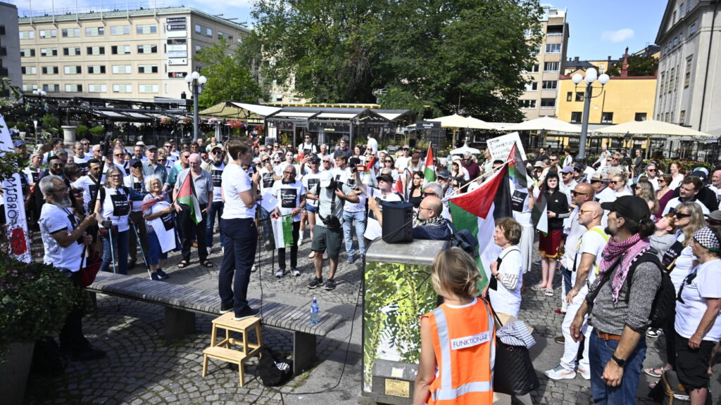 STOCKHOLM, SVERIGE 20250814
Journalistförbundets ordförande Ulrika Hyllert talar då förbundet anordnar en manifestation på Medborgarplatsen för att uppmärksamma att minst 181 palestinska journalister och mediearbetare har dödats sedan krigets början.
Foto: Christine Olsson / TT / Kod 10430