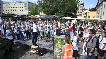 STOCKHOLM, SVERIGE 20250814
Journalistförbundets ordförande Ulrika Hyllert talar då förbundet anordnar en manifestation på Medborgarplatsen för att uppmärksamma att minst 181 palestinska journalister och mediearbetare har dödats sedan krigets början.
Foto: Christine Olsson / TT / Kod 10430