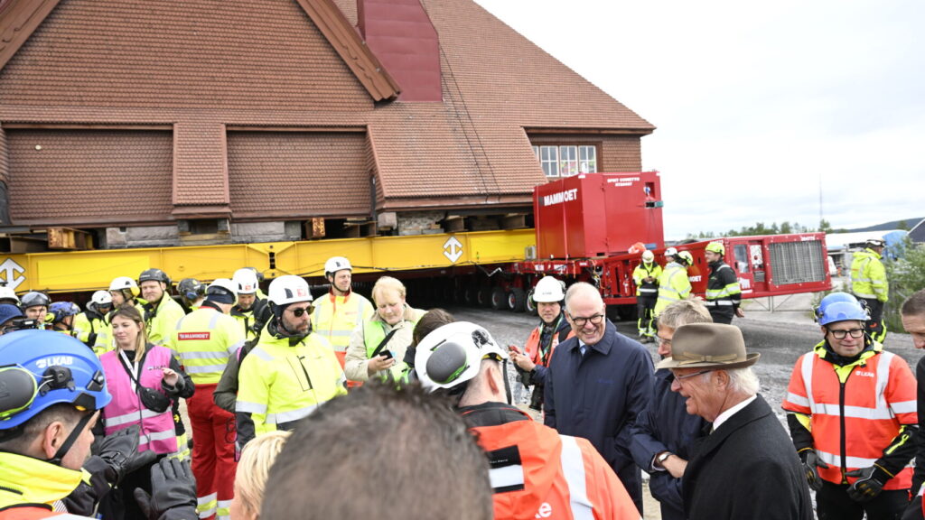 KIRUNA, SVERIGE 20250820
Kung Carl Gustaf ankommer då en specialkonstruerad vagn med 224 hjul flyttas Kiruna kyrka med en hastighet av en halv kilometer i timmen. Kyrkans nya position blir vid nya Kiruna centrum.
Foto: Fredrik Sandberg / TT / Kod 10080