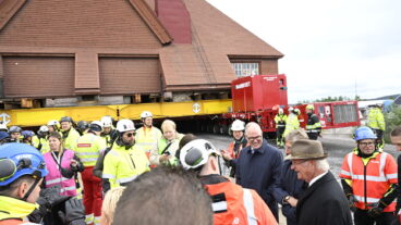 KIRUNA, SVERIGE 20250820
Kung Carl Gustaf ankommer då en specialkonstruerad vagn med 224 hjul flyttas Kiruna kyrka med en hastighet av en halv kilometer i timmen. Kyrkans nya position blir vid nya Kiruna centrum.
Foto: Fredrik Sandberg / TT / Kod 10080