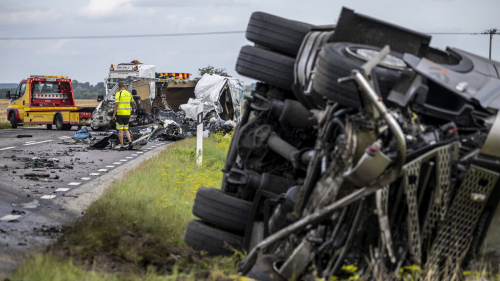 TECKOMATORP 2025-08-12
Bärgare på plats efter en kollision mellan en lastbil och en skåpbil på riksväg 17 i höjd med Teckomatorp på tisdagen.
Foto: Johan Nilsson / TT / Kod 50090