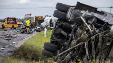 TECKOMATORP 2025-08-12
Bärgare på plats efter en kollision mellan en lastbil och en skåpbil på riksväg 17 i höjd med Teckomatorp på tisdagen.
Foto: Johan Nilsson / TT / Kod 50090