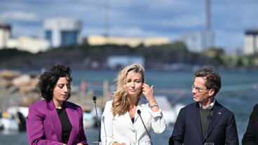 VARBERG, SVERIGE 20250821
Statsminister Ulf Kristersson (M), energi- och näringsminister Ebba Busch (KD), utbildnings- och integrationsminister Simona Mohamsson (L), finansminister Elisabeth Svantesson (SD) och Jimmie Åkesson (SD) under en pressträff med anledning av Vattenfalls besked. Medverkar gör även Vattenfalls vd och koncernchef Anna Borg. Pressträffen sker i Bua hamn med Ringhals kärnkraftverk i bakgrunden.
Foto: Hanna Brunlöf / TT / Kod 9200