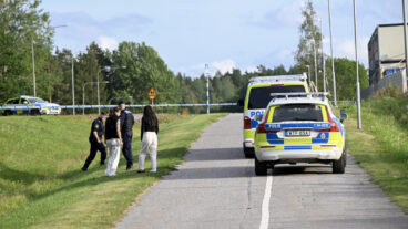 UPPLANDS VÄSBY, SVERIGE 20250807
Polis på plats i Upplands Väsby norr om Stockholm efter att en man påträffats skjuten utomhus på torsdagen. Mannen har förts till sjukhus i ambulans och en stor polisinsats pågår i jakten efter gärningsmän. 
Foto: Fredrik Sandberg / TT / Kod 10080