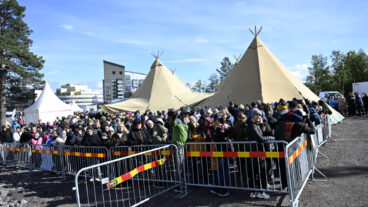 KIRUNA, SVERIGE 20250820
Människor köar för att få sig en av de 3000 kopparna kyrkkaffe då Kiruna kyrka flyttas fem kilometer från sin gamla plats till nya Kiruna centrum.
Foto: Fredrik Sandberg / TT / Kod 10080