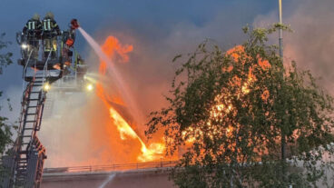 HULTSFRED 20250804
En kvinna i 40-årsåldern omkom i en kraftig brand i Hultsfred på måndagen. Branden i flerfamiljshuset bröt ut vid 13-tiden och VMA – viktigt meddelande till allmänheten – utfärdades i omgångar.
Foto: Rasmus Blåljusfoto / TT / kod 200