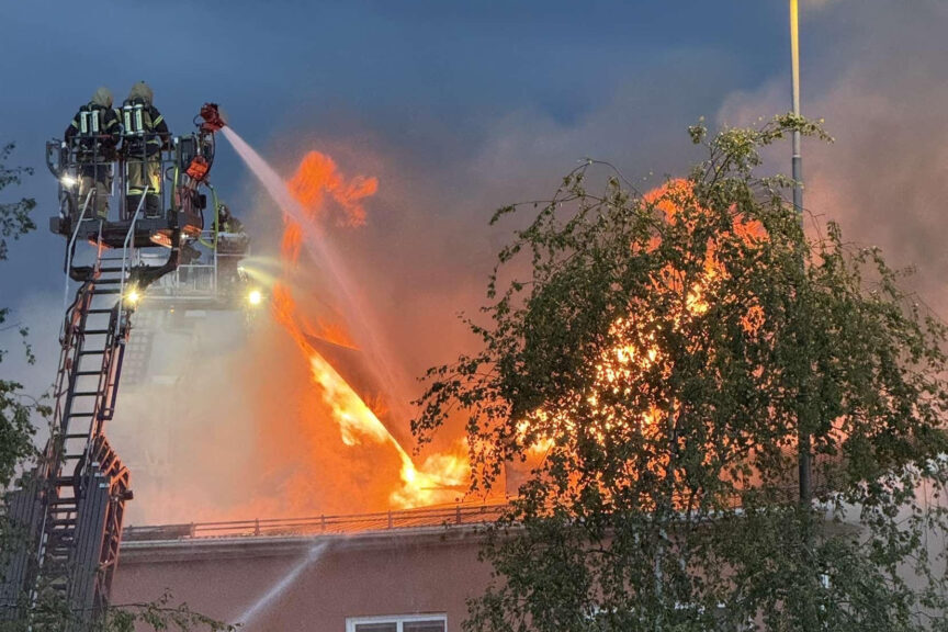HULTSFRED 20250804
En kvinna i 40-årsåldern omkom i en kraftig brand i Hultsfred på måndagen. Branden i flerfamiljshuset bröt ut vid 13-tiden och VMA – viktigt meddelande till allmänheten – utfärdades i omgångar.
Foto: Rasmus Blåljusfoto / TT / kod 200