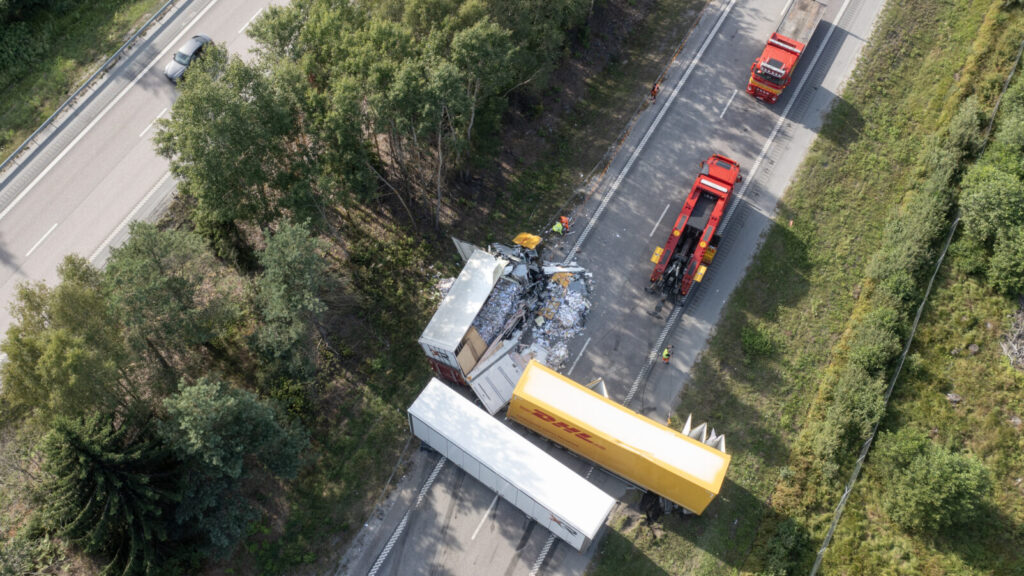 STOCKHOLM 20250814
En långtradare spärrar hela E18 norrgående i höjd med Bro nordväst om Stockholm, vilket orsakat långa köer under eftermiddagen.
Foto: Fredrik Sandberg / TT / Kod 10080