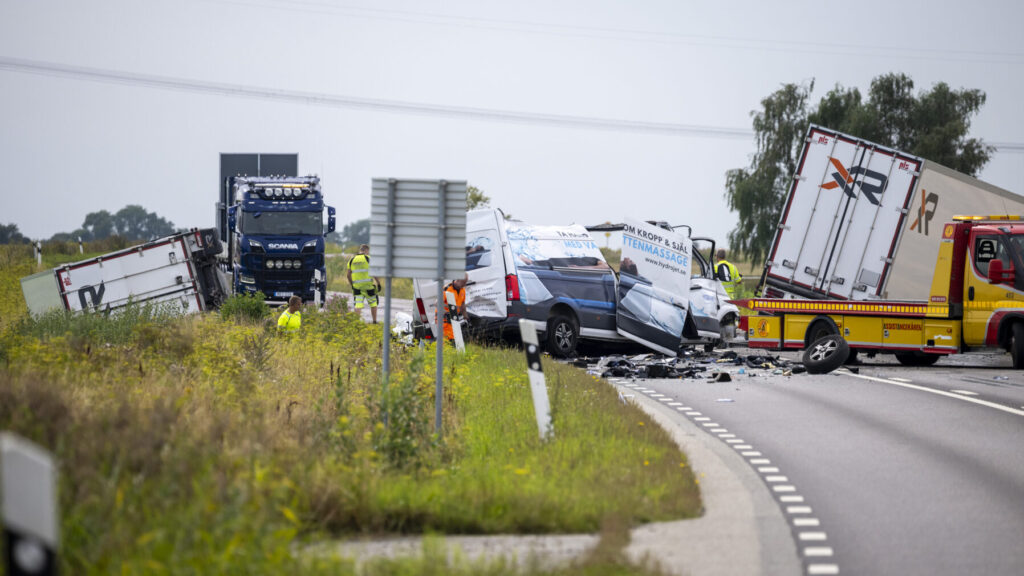 TECKOMATORP 2025-08-12
Bärgare på plats efter en kollision mellan en lastbil och en skåpbil på riksväg 17 i höjd med Teckomatorp på tisdagen.
Foto: Johan Nilsson / TT / Kod 50090