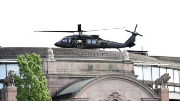 STOCKHOLM, SVERIGE 20250806
Försvarsmakten och polisen under en gemensam övning med helikopter i Stockholm under onsdagen. På bilden syns Helikopter 16 (Blackhawk UH-60M).
Foto: Magnus Lejhall / TT / Kod 10658