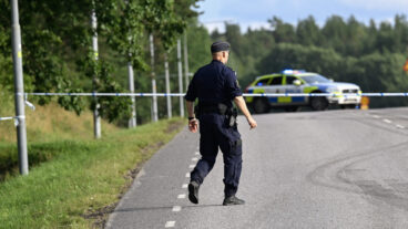 UPPLANDS VÄSBY, SVERIGE 20250807
Polis på plats i Upplands Väsby norr om Stockholm efter att en man påträffats skjuten utomhus på torsdagen. Mannen har förts till sjukhus i ambulans och en stor polisinsats pågår i jakten efter gärningsmän. 
Foto: Fredrik Sandberg / TT / Kod 10080