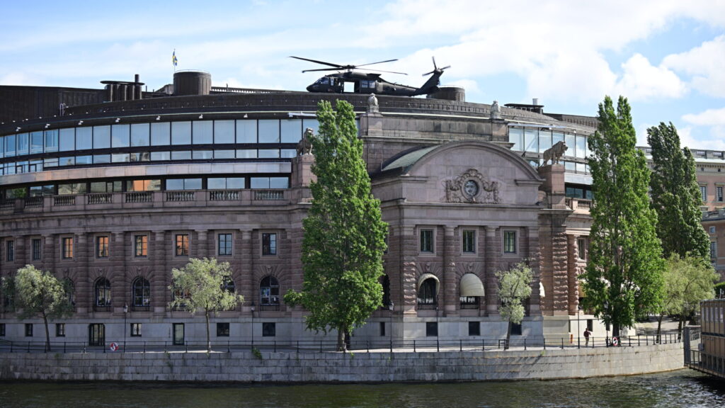 STOCKHOLM, SVERIGE 20250806
Försvarsmakten och polisen under en gemensam övning med helikopter i Stockholm under onsdagen. På bilden syns Helikopter 16 (Blackhawk UH-60M).
Foto: Magnus Lejhall / TT / Kod 10658