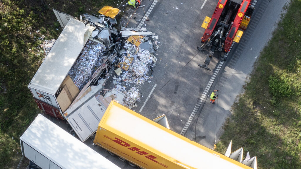 STOCKHOLM 20250814
Två lastbilar har krockat och blockerar E18 Enköpingsvägen vid Upplands Bro nordväst om Stockholm, vilket orsakat långa köer under eftermiddagen. Båda lastbilsförarna fick föras till sjukhus med allvarliga skador.
Foto: Fredrik Sandberg / TT / Kod 10080