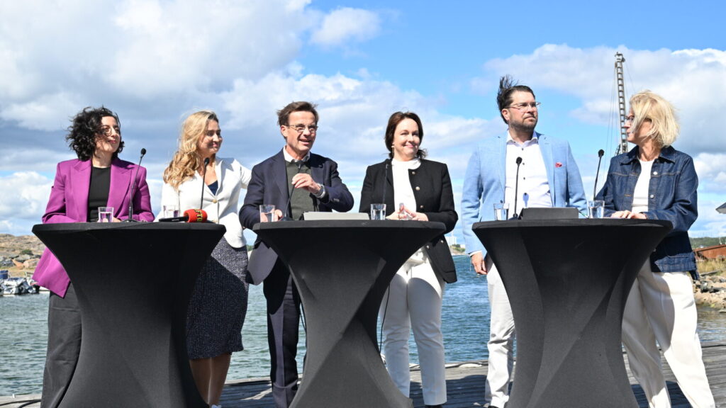 VARBERG, SVERIGE 20250821
Statsminister Ulf Kristersson (M), energi- och näringsminister Ebba Busch (KD), utbildnings- och integrationsminister Simona Mohamsson (L), finansminister Elisabeth Svantesson (SD) och Jimmie Åkesson (SD) under en pressträff med anledning av Vattenfalls besked. Medverkar gör även Vattenfalls vd och koncernchef Anna Borg. Pressträffen sker i Bua hamn med Ringhals kärnkraftverk i bakgrunden.
Foto: Hanna Brunlöf / TT / Kod 9200