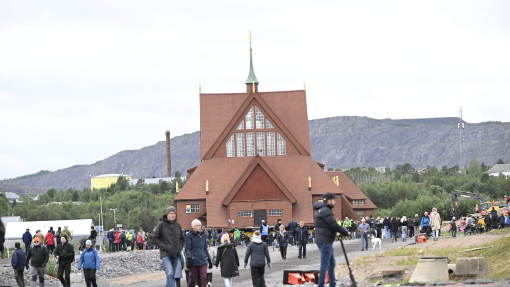 KIRUNA, SVERIGE 20250820
Dag två då en specialkonstruerad vagn med 224 hjul flyttas Kiruna kyrka med en hastighet av en halv kilometer i timmen. Kyrkans nya position blir vid nya Kiruna centrum.
Foto: Fredrik Sandberg / TT / Kod 10080
